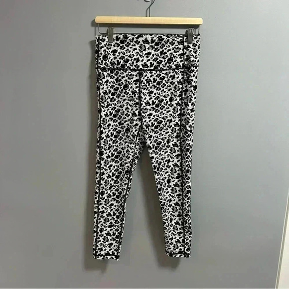 Zyia -  Snow Leopard Pocket Brilliant Hi-Rise Leggings - Picture 3 of 8